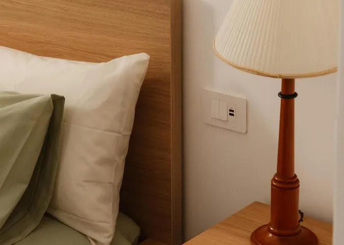 Connie's Tourist Бари