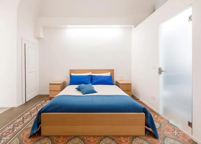 Connie's Tourist 3* Бари