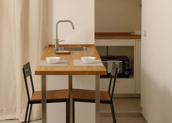 Connie's Tourist Бари