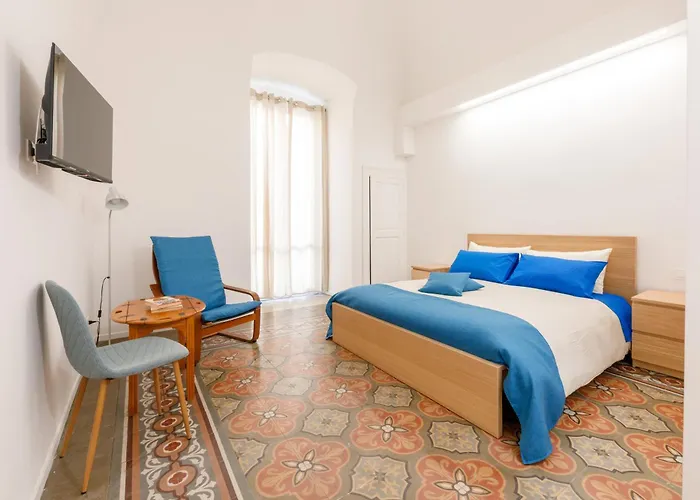 Connie's Tourist Бари