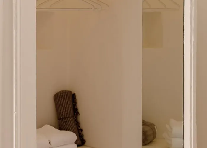 Connie's Tourist Бари