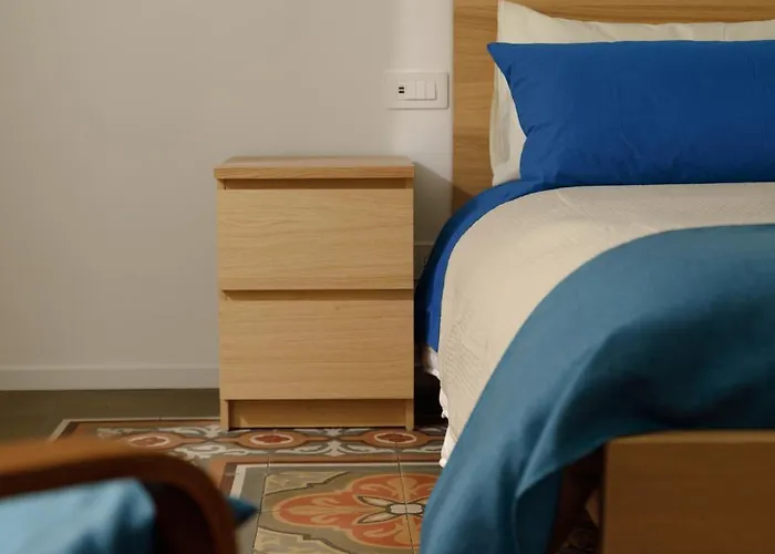 Connie's Tourist Бари