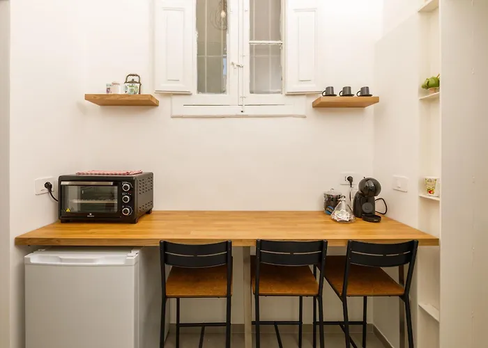 Connie's Tourist Гостевой дом Бари