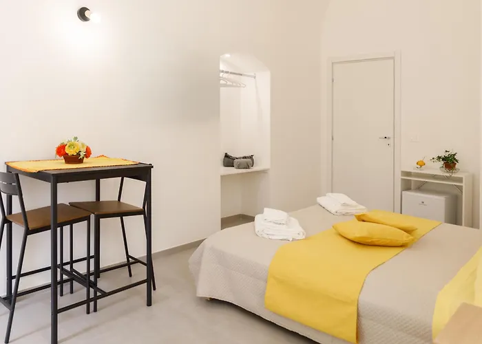 Connie's Tourist Бари