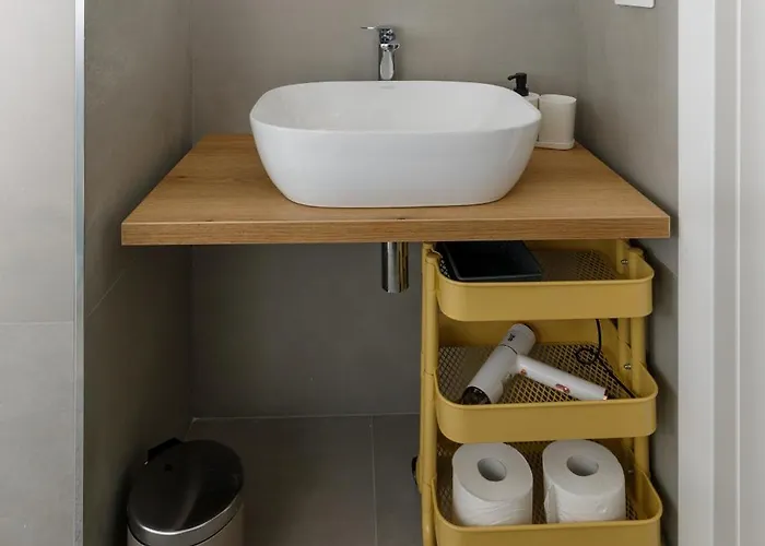 Connie's Tourist Гостевой дом Бари